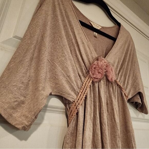 Stretchy tan and pink tie back maternity blouse - Picture 2 of 4